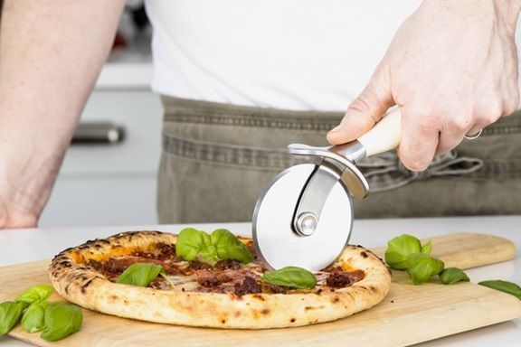 Ніж для піци KitchenAid Coreline KAG113OHACE 22.7 см кремовий 5087624 фото